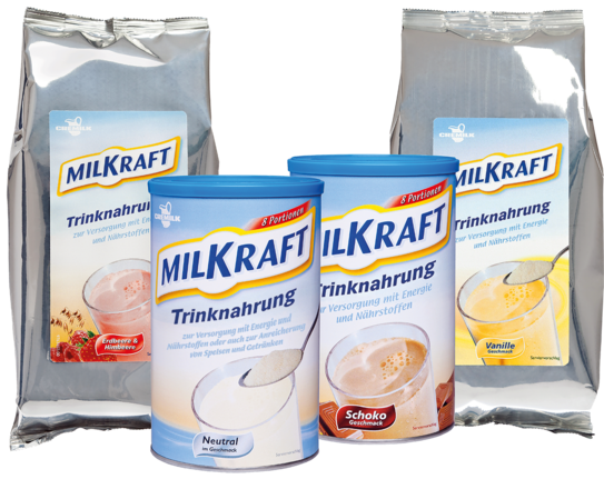 Vier Verpackungen der MILKRAFT® Trinknahrung: zwei Tüten mit Erdbeer/Himbeer- und Vanillegeschmack, zwei Dosen mit neutralem und Schokoladengeschmack.